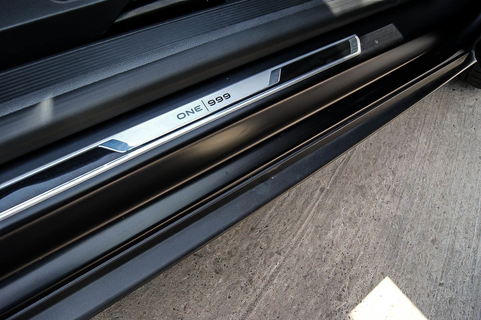 Fahrzeugabbildung Volkswagen T-Roc Cabriolet R-Line Edition Black limited 999