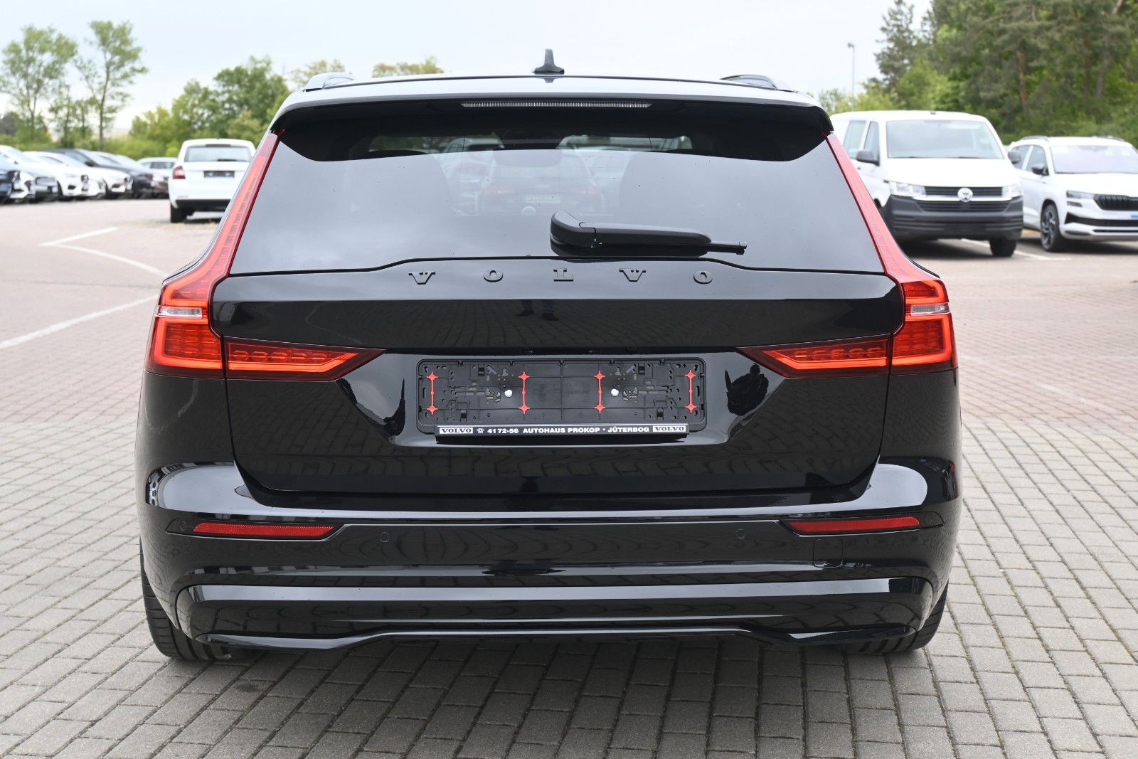 Fahrzeugabbildung Volvo V60 B4 DKG Ultra Dark*B&W*Massage*ACC*AHK*20"