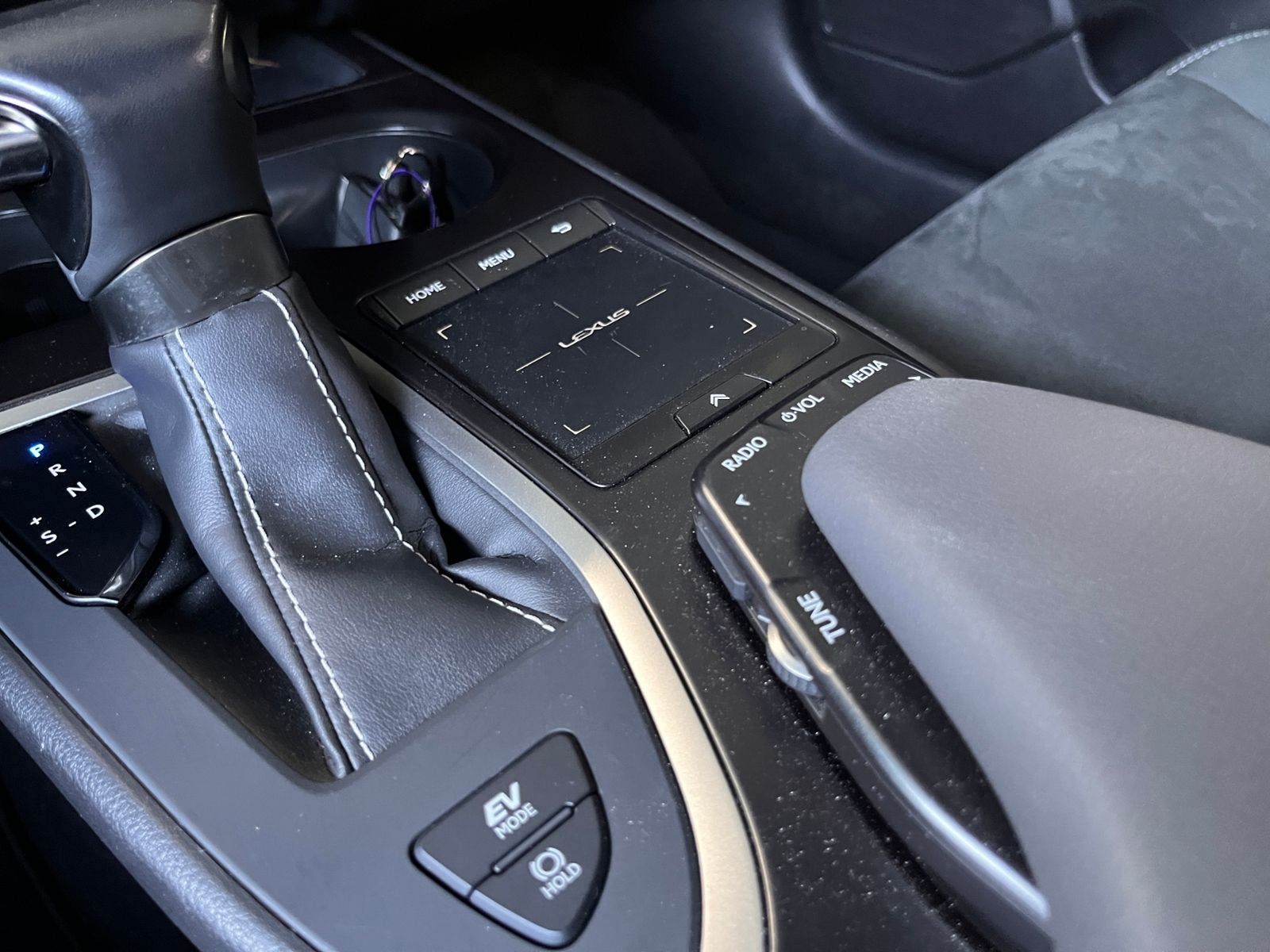 Fahrzeugabbildung Lexus UX 250h Launch Edition LED AHK NAV RFK SHZ ALU