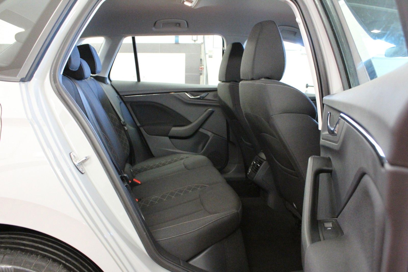 Fahrzeugabbildung SKODA Kamiq 1.0 TSI 85kW Ambition *Winterräder Alu*