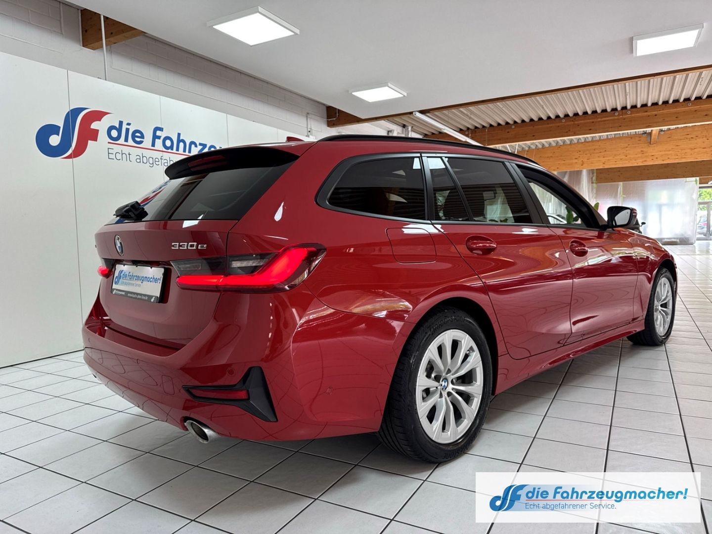 Fahrzeugabbildung BMW 330 e xDrive Advantage Touring Park-Assistent AH