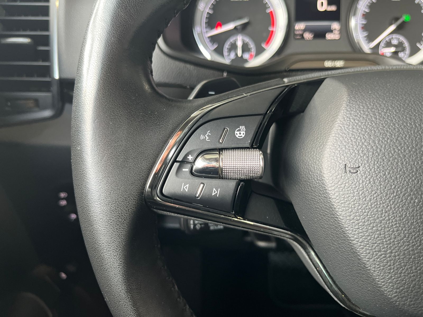 Fahrzeugabbildung SKODA KAROQ Style AHK ACC LED NAV LEDER 18"