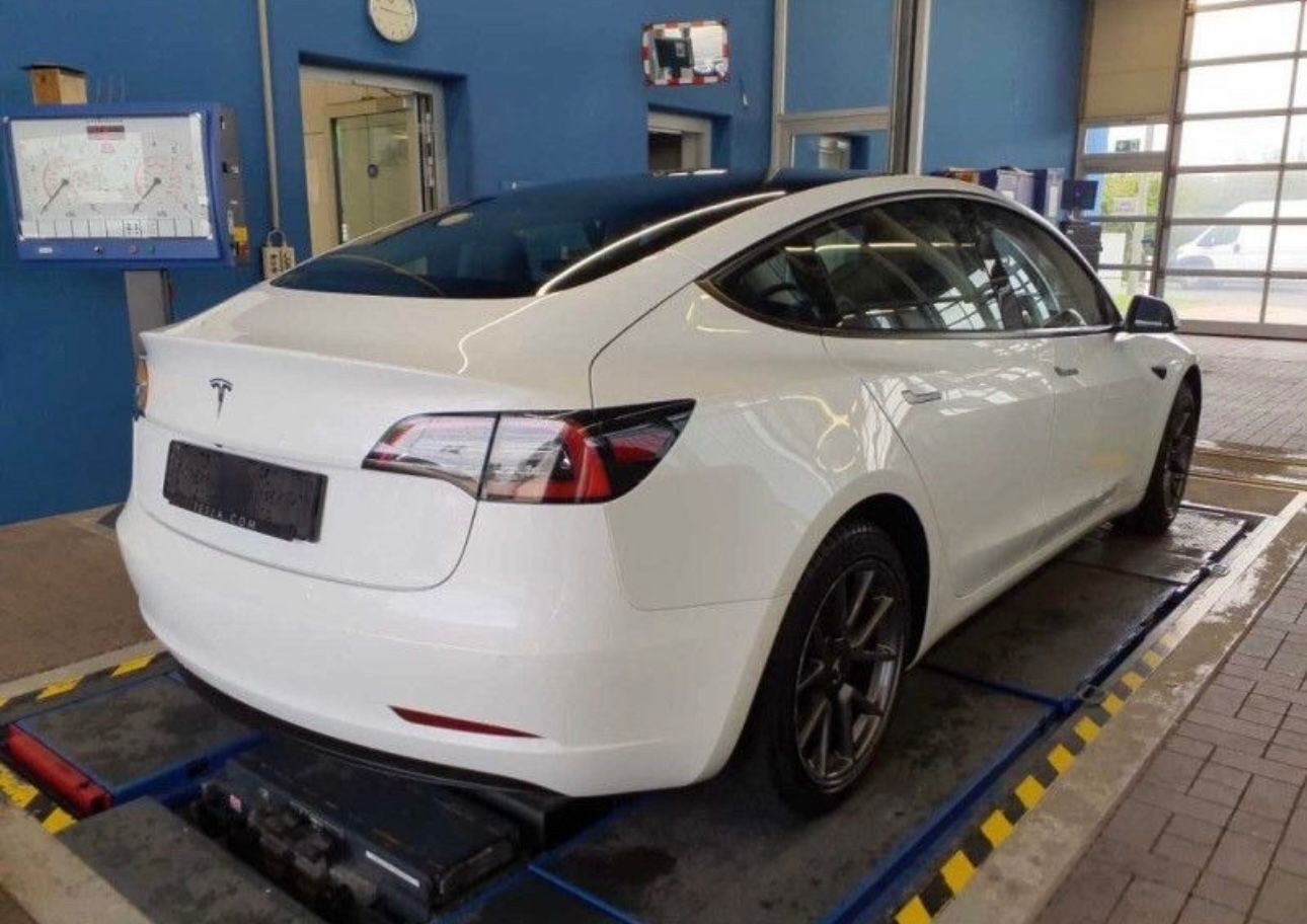 Tesla Model 3 Basis RWD imagem 3