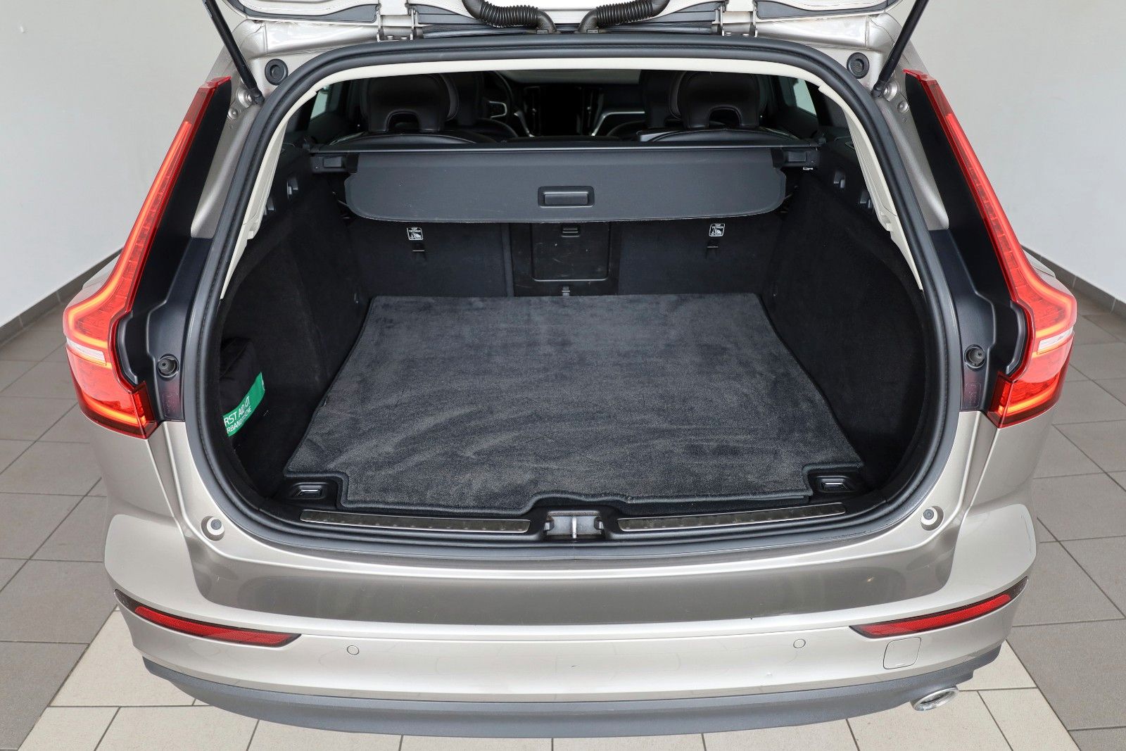 Fahrzeugabbildung Volvo V60 Momentum, T.Leder,Navi,LED,SH,PDC,AHK