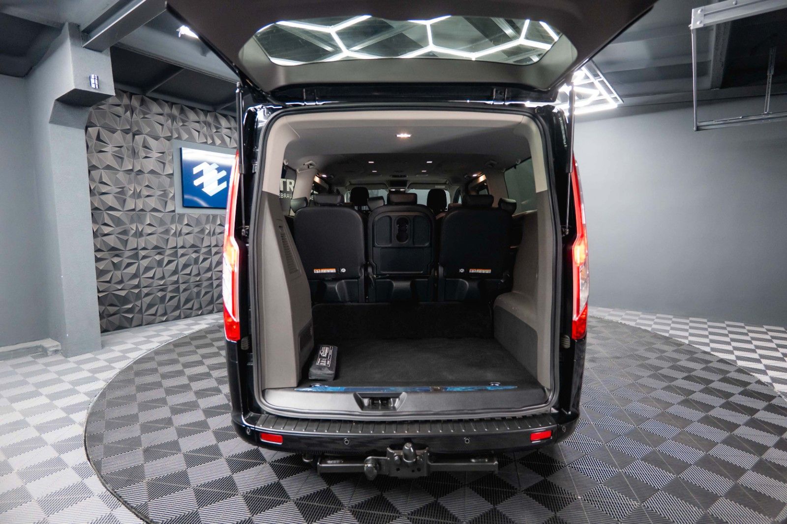 Fahrzeugabbildung Ford Tourneo Custom 320 L2 Sport | 8Sitze | ACC | LED
