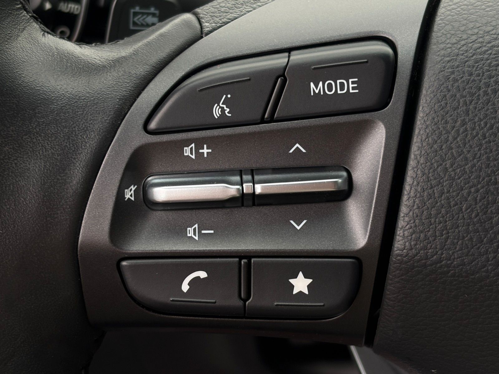 Fahrzeugabbildung Hyundai KONA E Select SHZ LHZ PDC CarPlay ACC Navi LKA