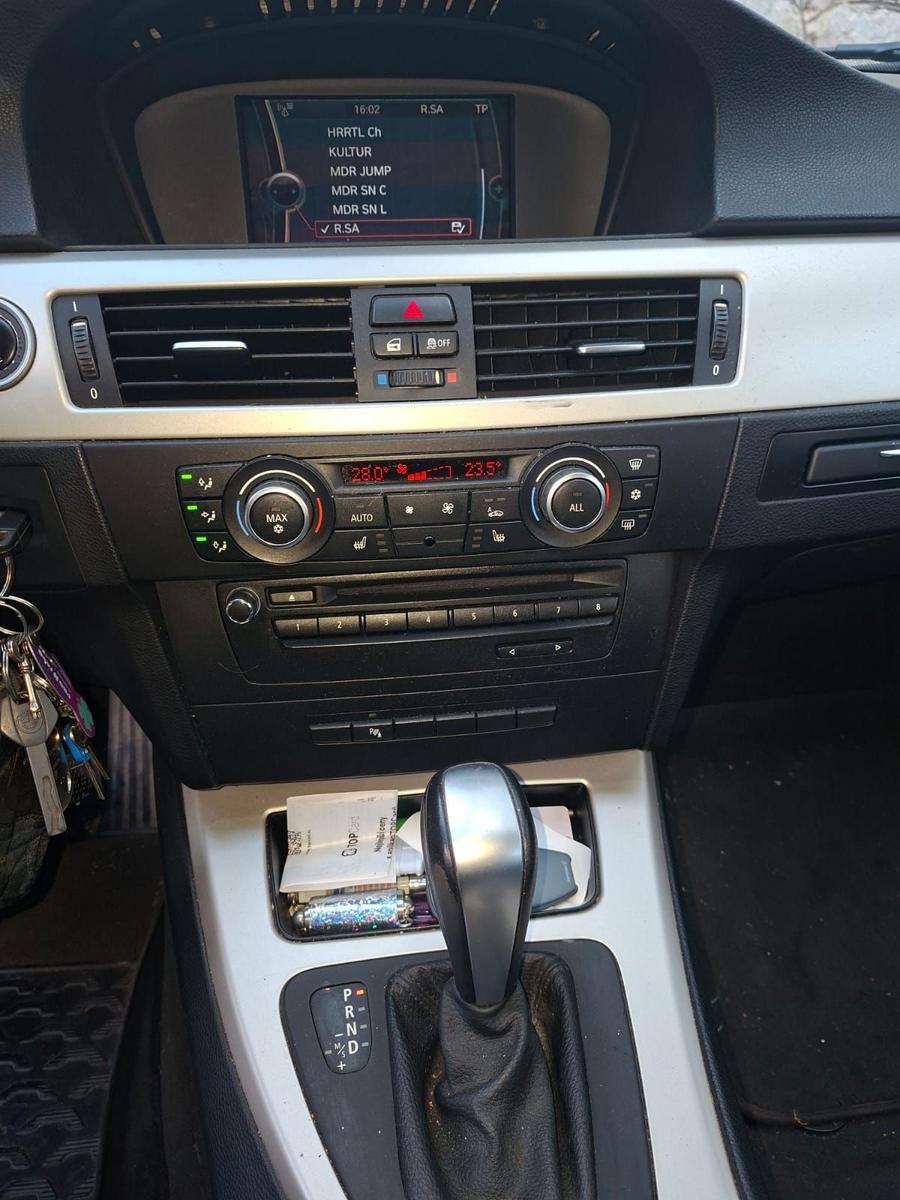 BMW 320 2012 — салон