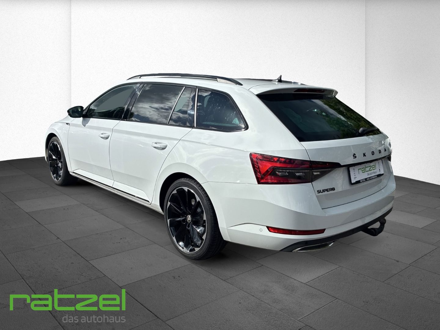 Fahrzeugabbildung SKODA Superb Sportline Combi 2.0 TDI AHK Navi Leder