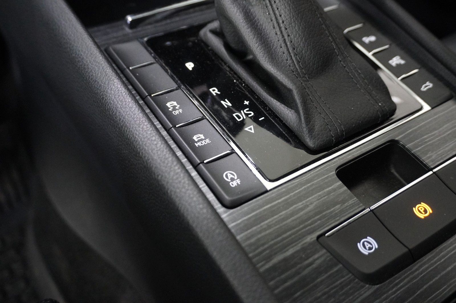 Fahrzeugabbildung SKODA Superb Combi 2.0D PREMIUM 4X4 NAVI/LED/360°/AHK