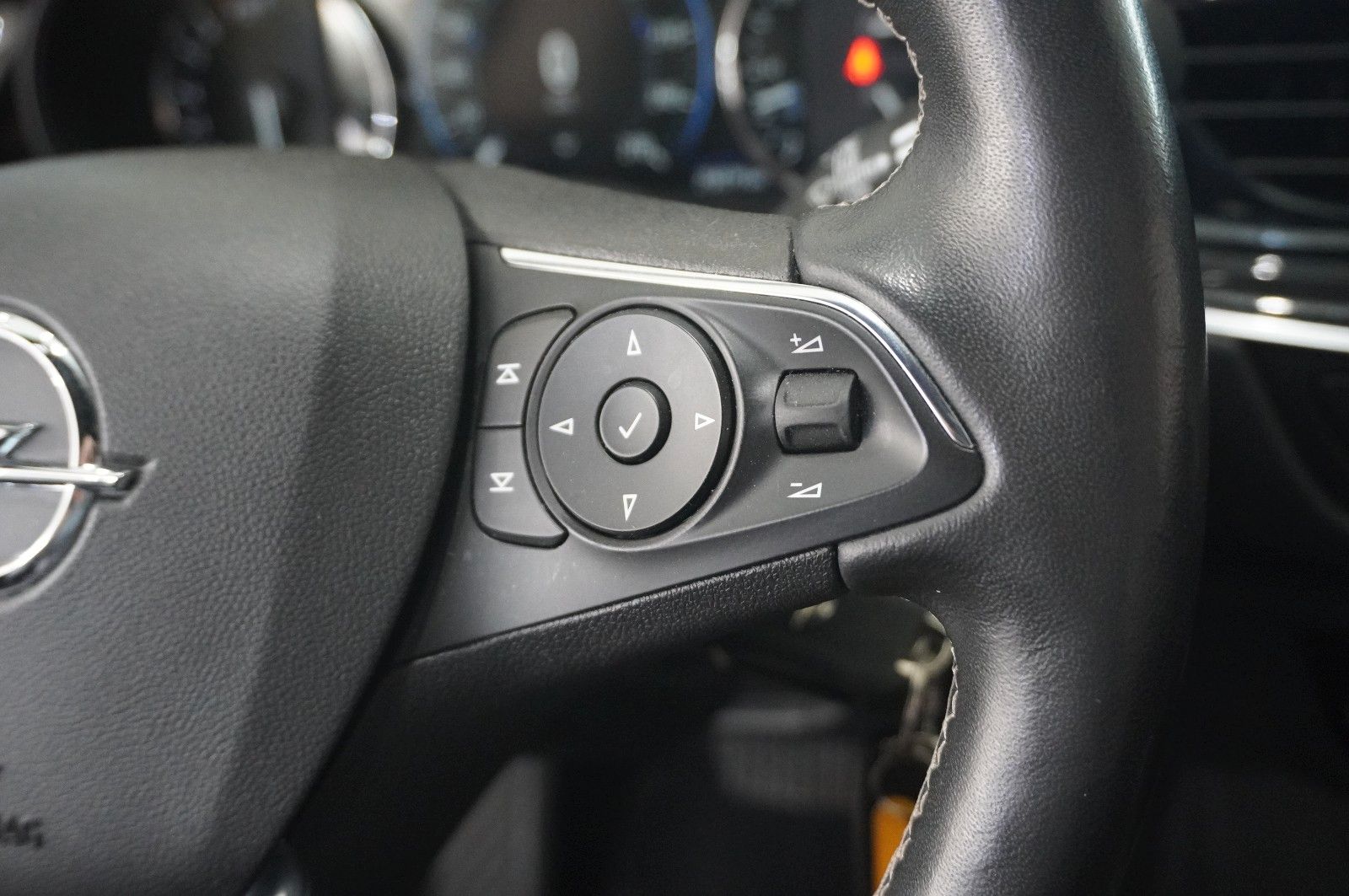 Fahrzeugabbildung Opel Insignia B ST 2.0T ELEGANCE NAVI/LED/VIRT/SH/DAB