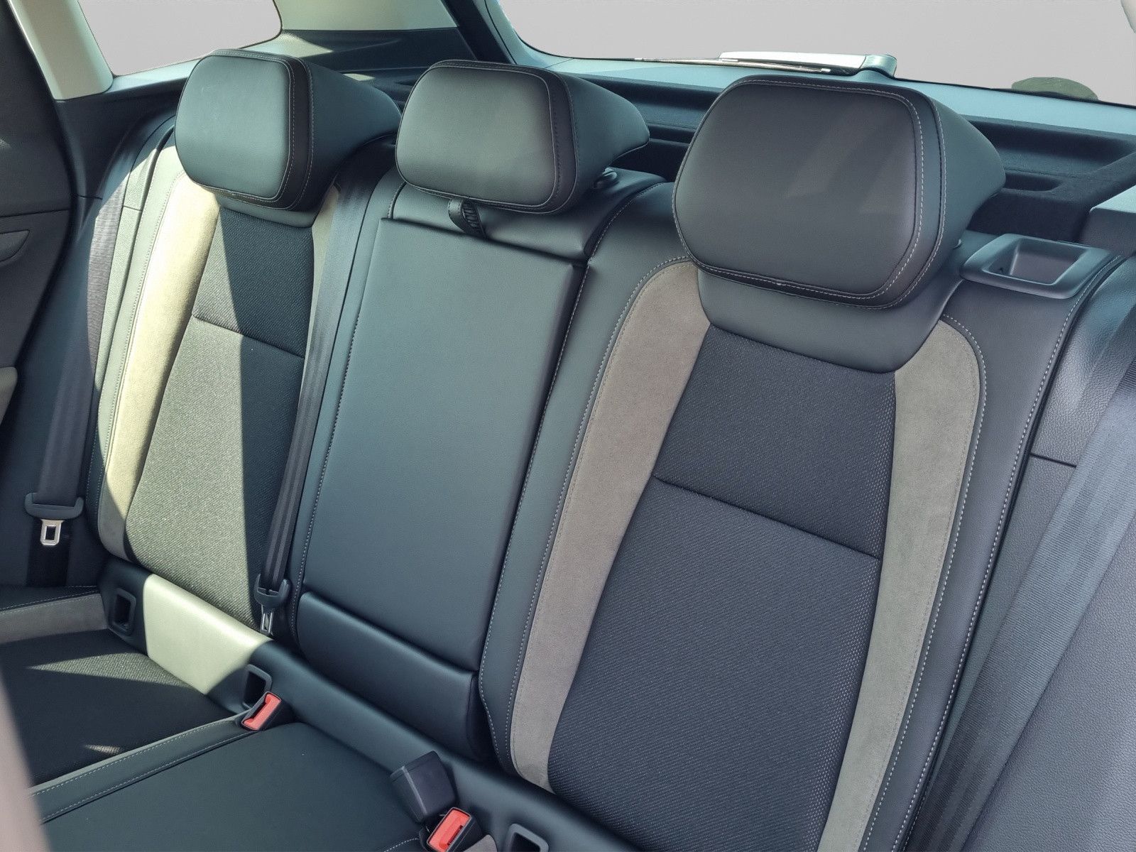 Fahrzeugabbildung SKODA Karoq Balance 2,0 TDI AHK Info 18" Fahrassi+