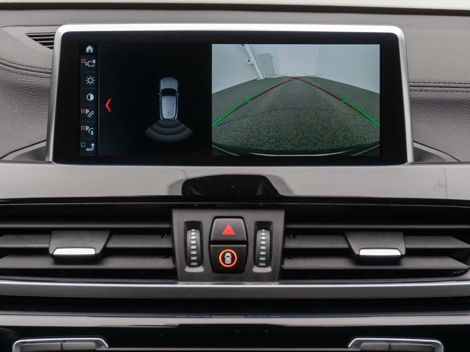 Fahrzeugabbildung BMW X2 sD18i  Kamera DAB AHK Navi HiFi Sportsitz 18"