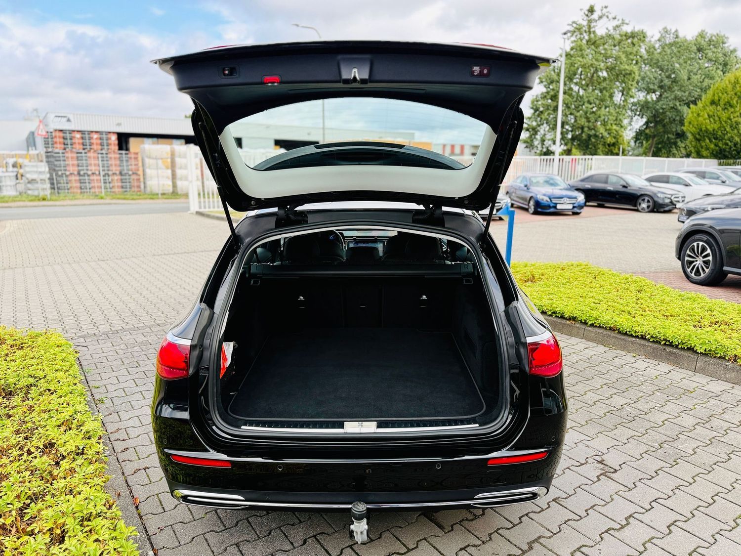 Fahrzeugabbildung Mercedes-Benz E 220 T d AVANTGARDE Advanced, AHK schw., Winter