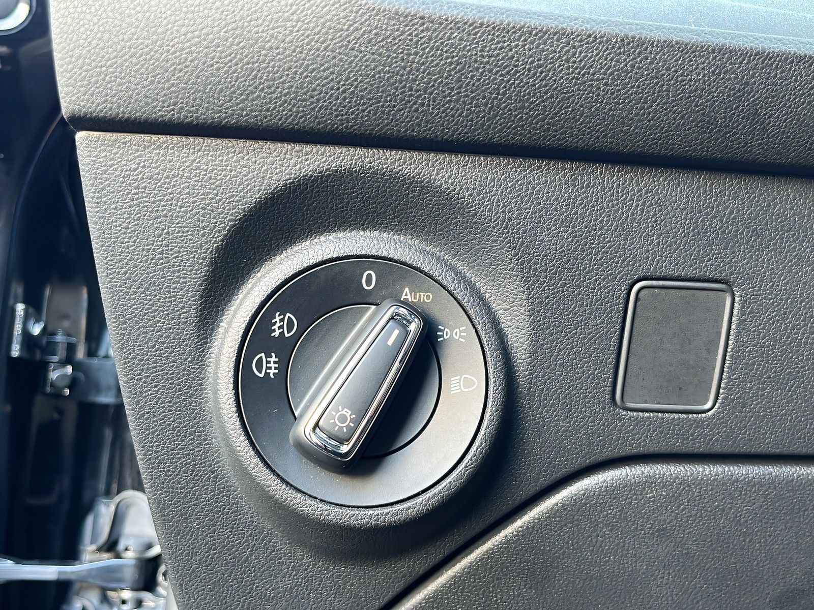 Fahrzeugabbildung SEAT Leon 2.0 TDI ST FR DSG NAVI PANO LED TEMPOMAT