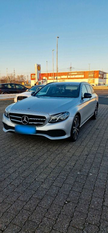 Image of Mercedes-Benz E 220