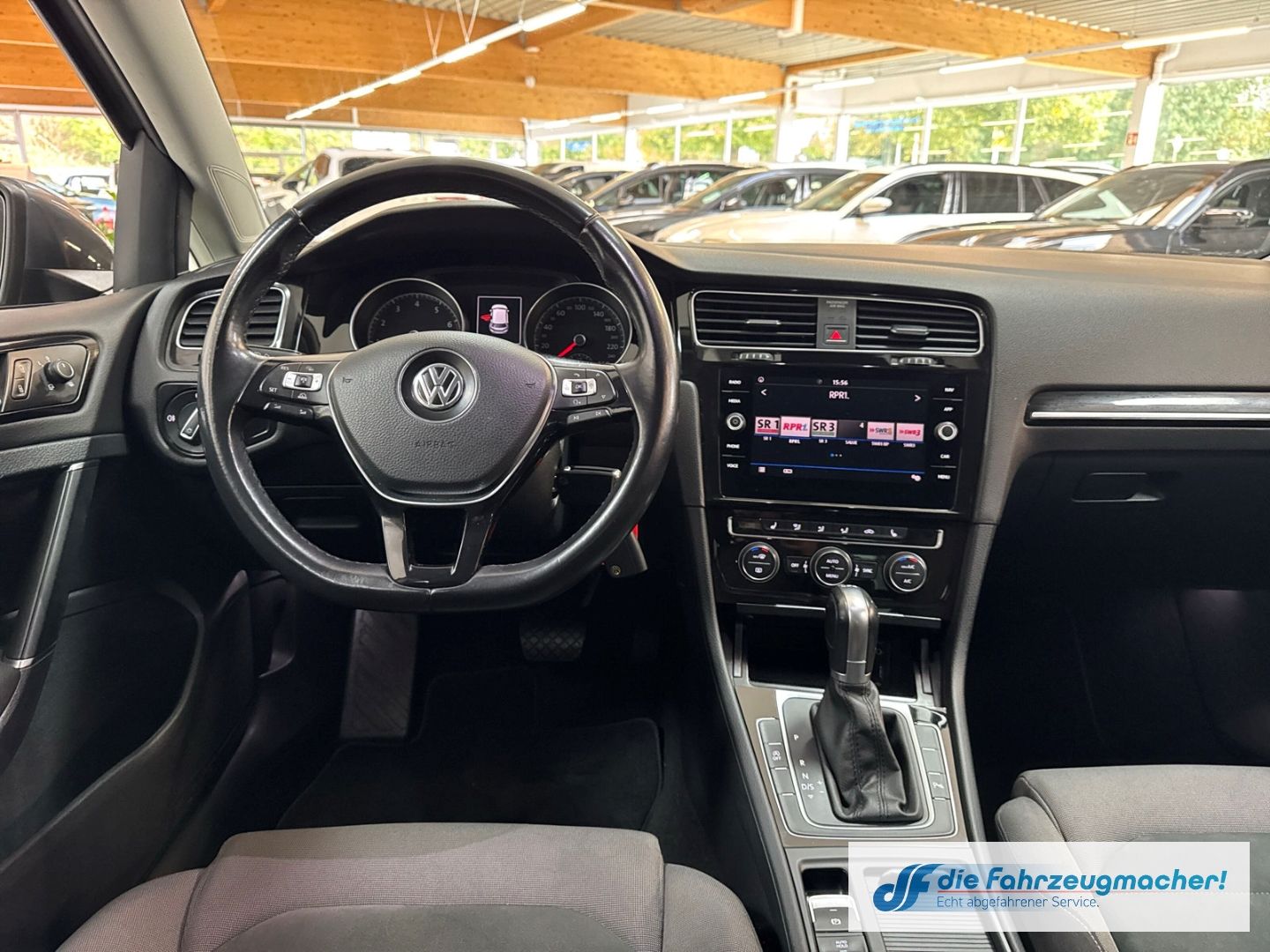 Fahrzeugabbildung Volkswagen Golf VII Highline R-Line Sportpaket Navi LED ACC