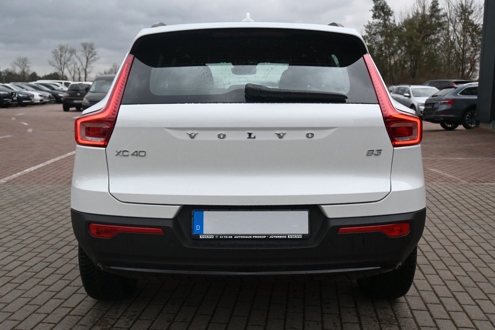 Fahrzeugabbildung Volvo XC40 B3 DKG Plus Dark*FSHZG*H&K*BLIS*ACC