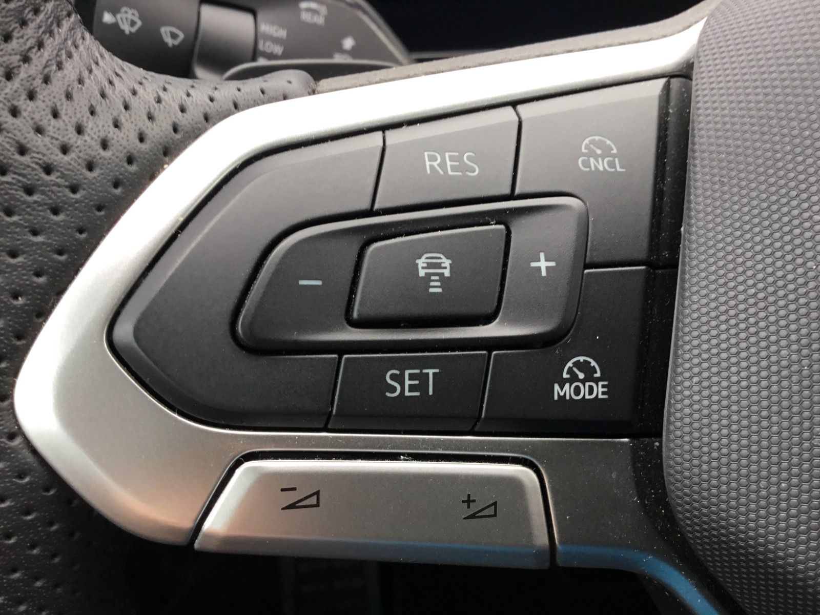 Fahrzeugabbildung Volkswagen Tiguan 1.5 eTSI DSG R-Line+AHK+19"+LED+Navi