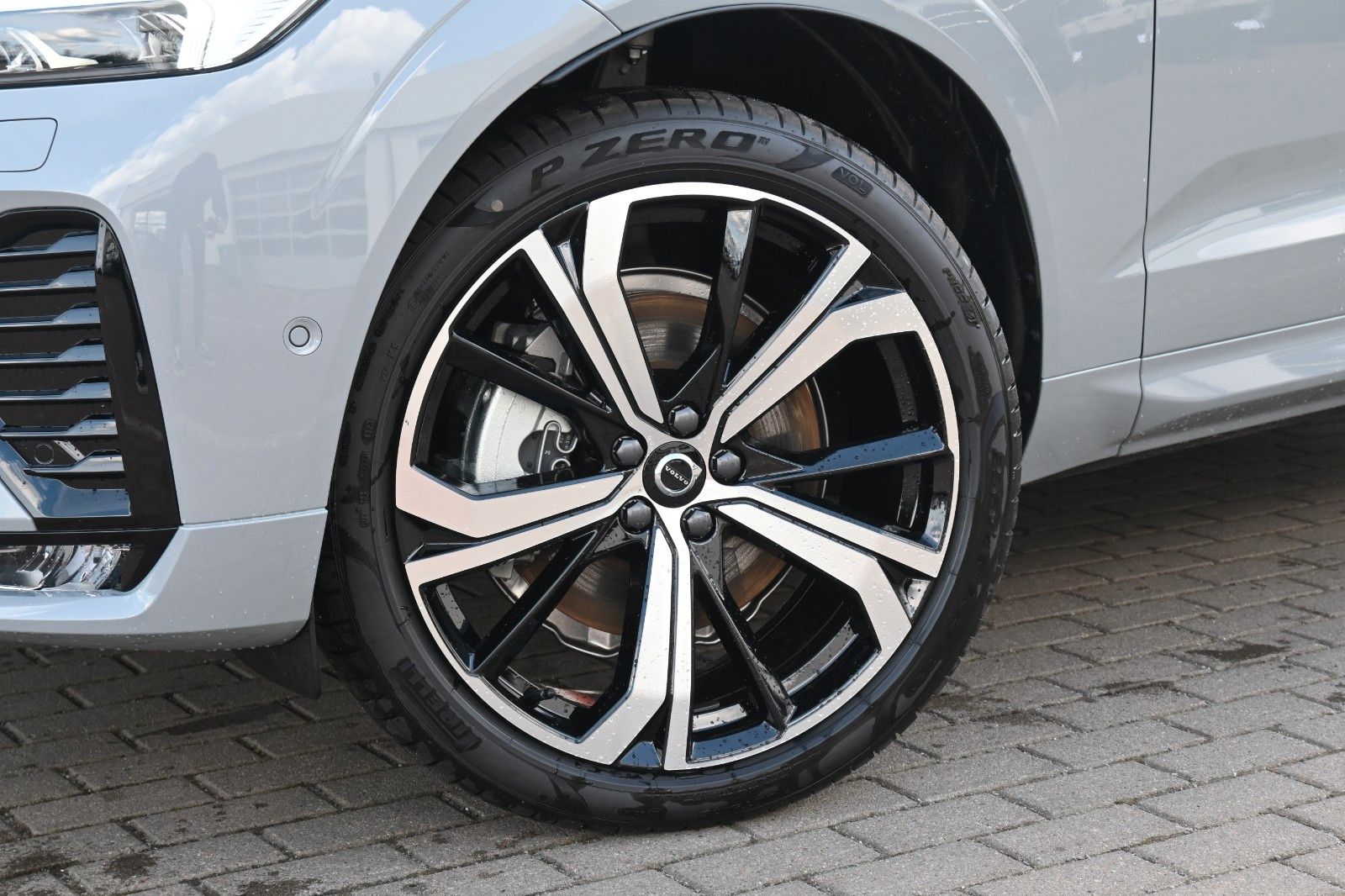 Fahrzeugabbildung Volvo XC60 B4 D AWD Ultimate Dark*STDHZG*360°*LUFT*ACC