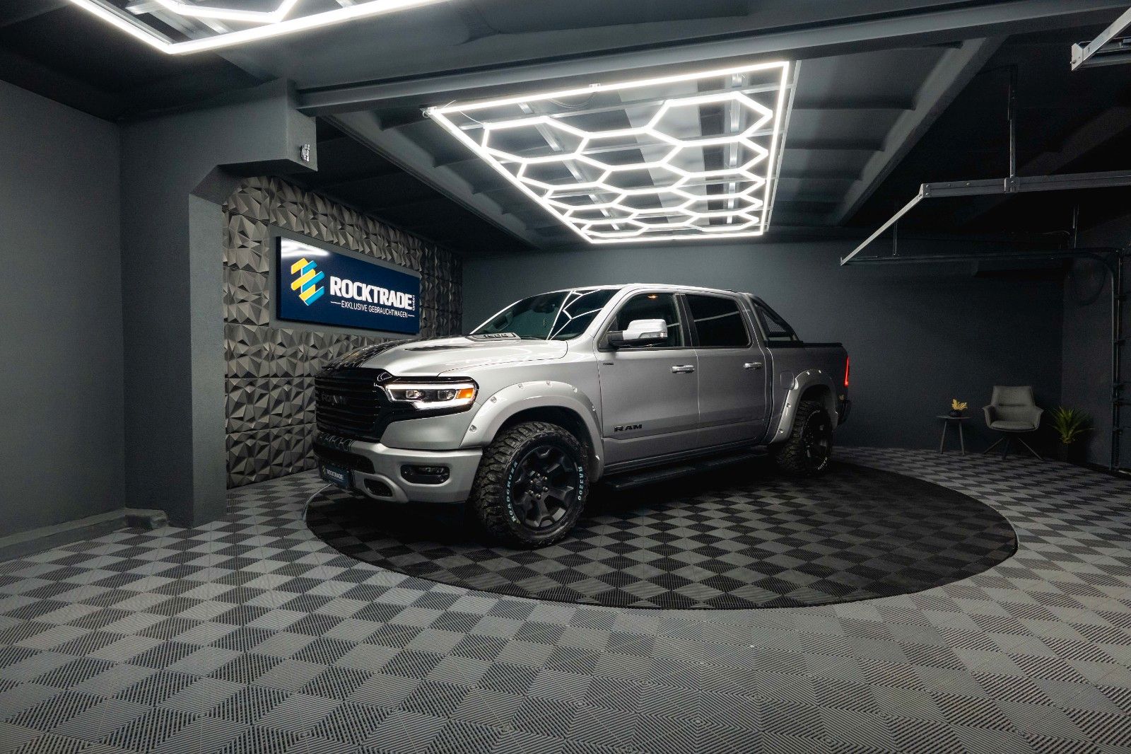 Fahrzeugabbildung Dodge RAM 5.7 V8 HEMI 4x4 Offroad Night Limited 19%