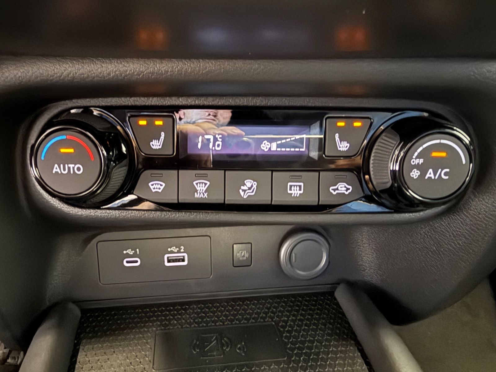 Fahrzeugabbildung Nissan Juke N-Connecta MT - Navi, Winter-P., Teilleder