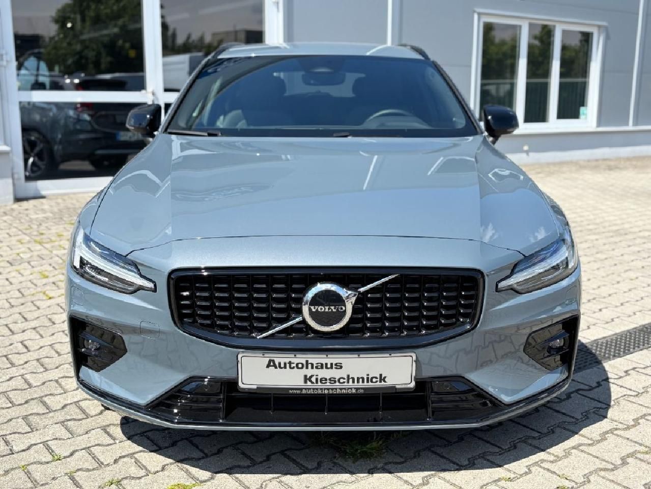 Fahrzeugabbildung Volvo V60 Kombi Plus Dark  LED DAB WiPa Harman Kardon