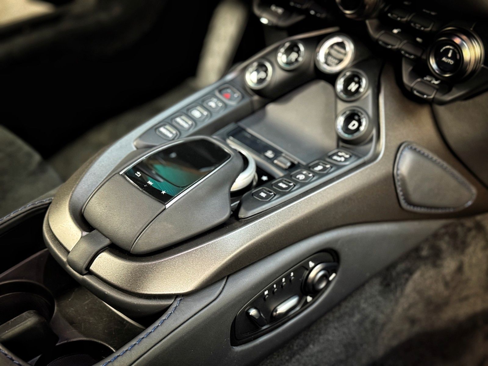 Fahrzeugabbildung Aston Martin V8 Vantage