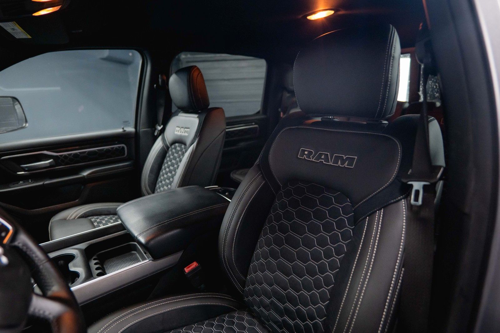 Fahrzeugabbildung Dodge RAM 5.7 V8 HEMI 4x4 OFFROAD NightPaket AXLE LOCK