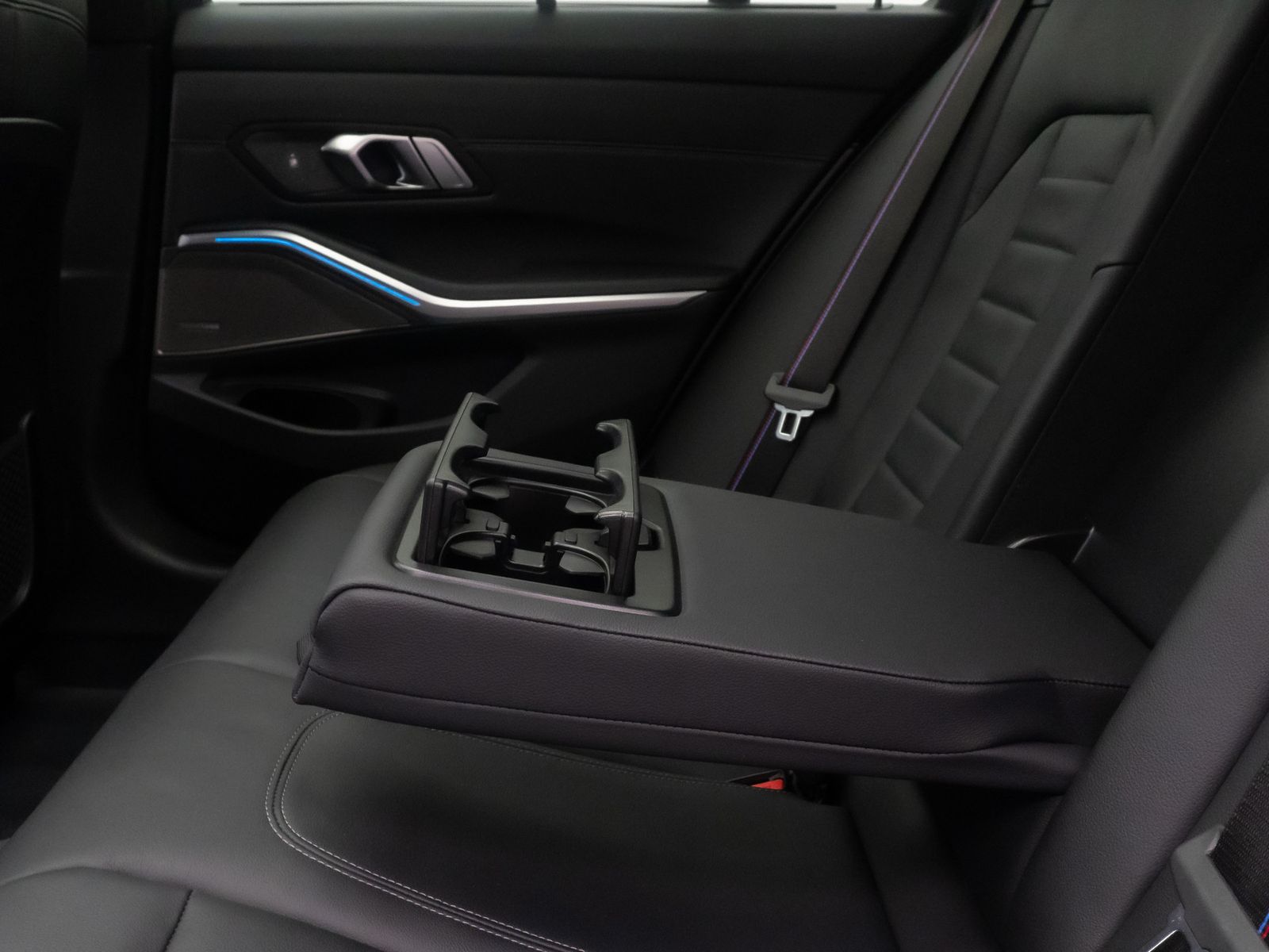 Fahrzeugabbildung BMW 330d xD M Sport ACC Kamera H/K Panorama HUD 19"