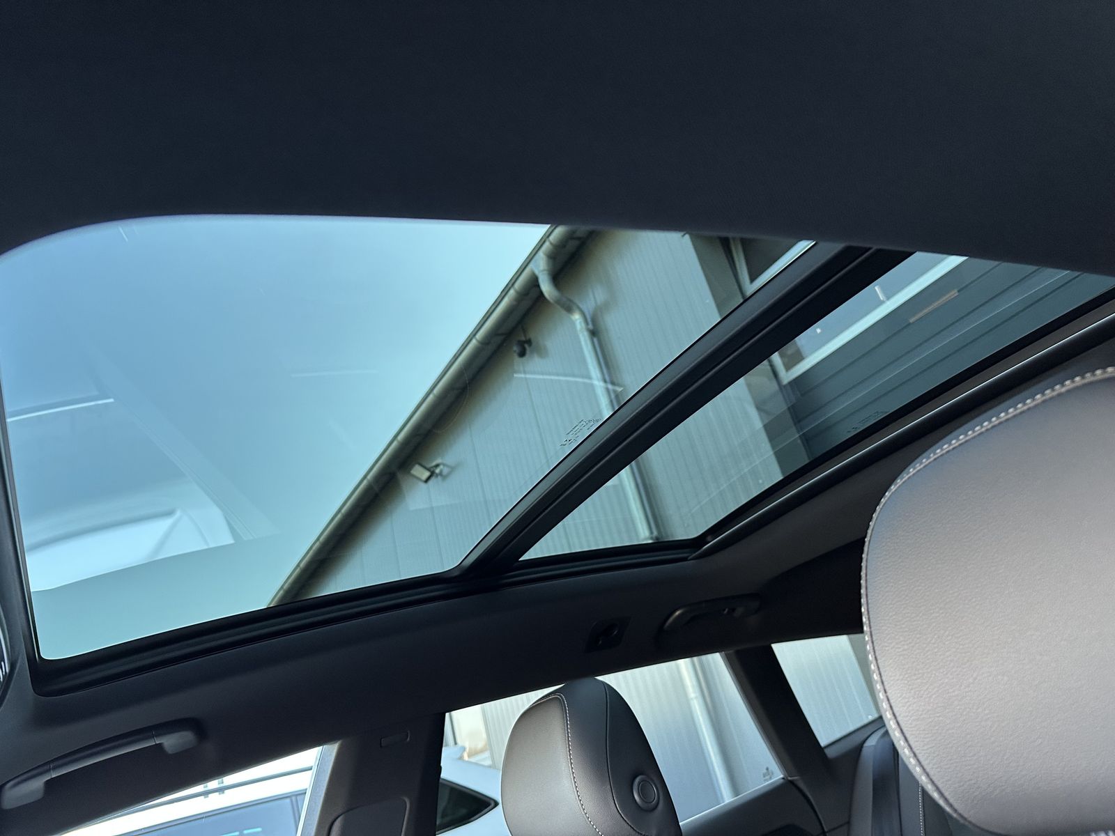 Fahrzeugabbildung Volkswagen Arteon SB 2.0 TDI DSG R-Line NAV+MATRIX+AHK+PANO