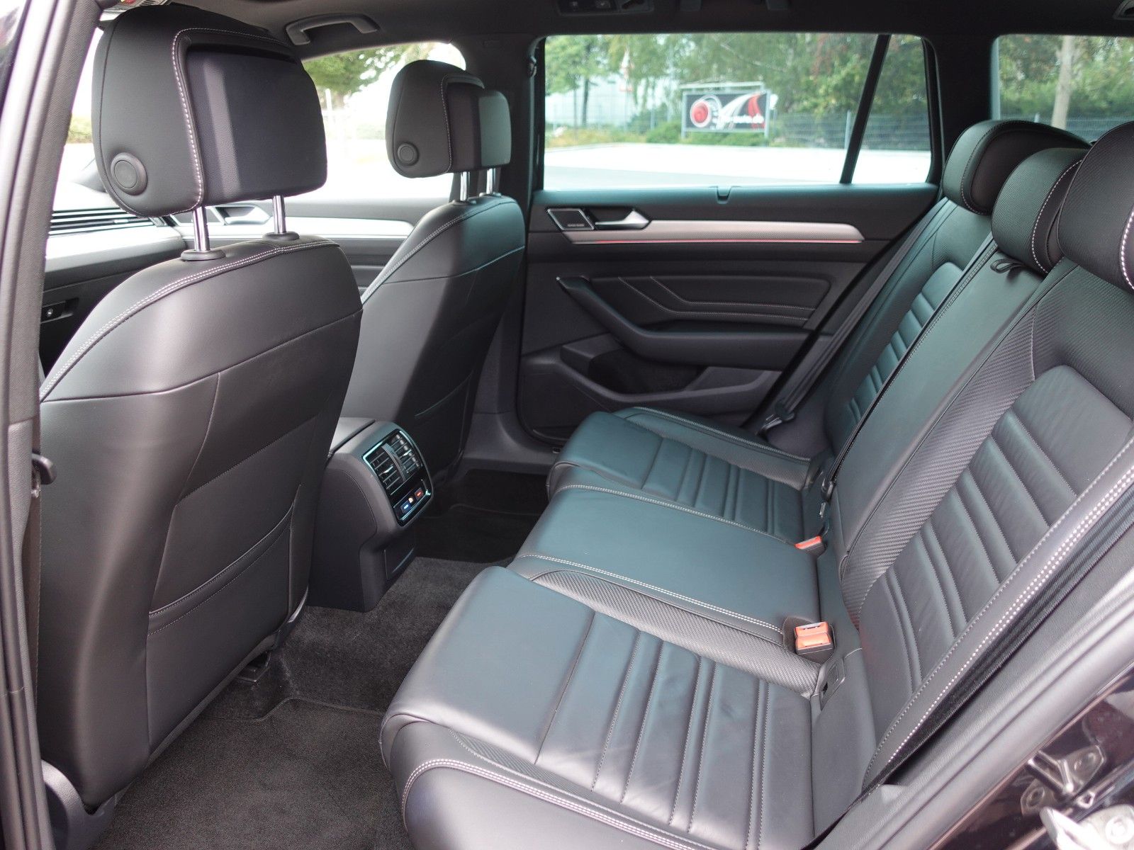 Fahrzeugabbildung Volkswagen Passat Variant 1.5 TSI OPF DSG R Line Pano/HarmK
