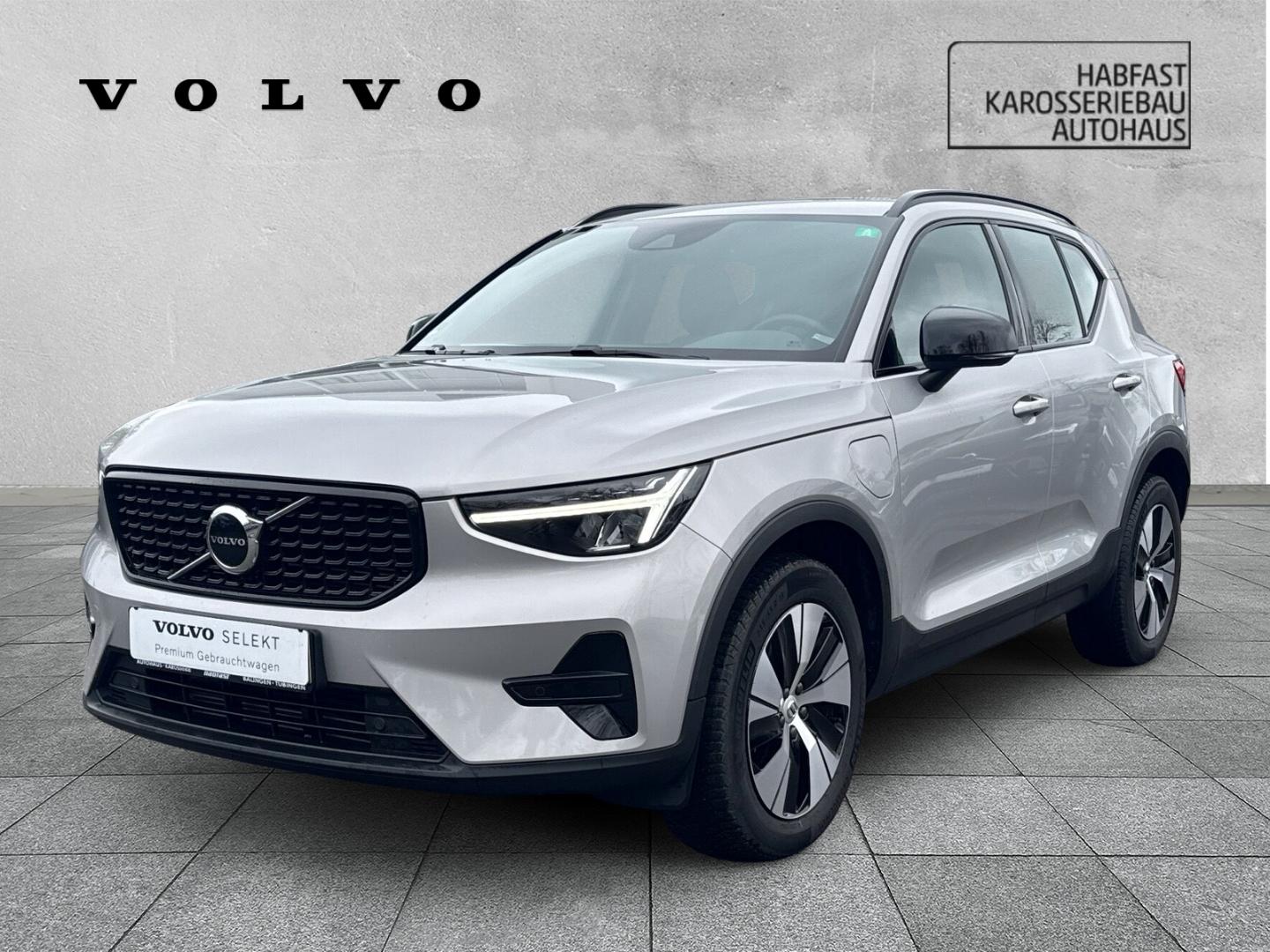 Volvo XC40 Plus Dark Recharge Plug-In Hybrid 2WD Stand