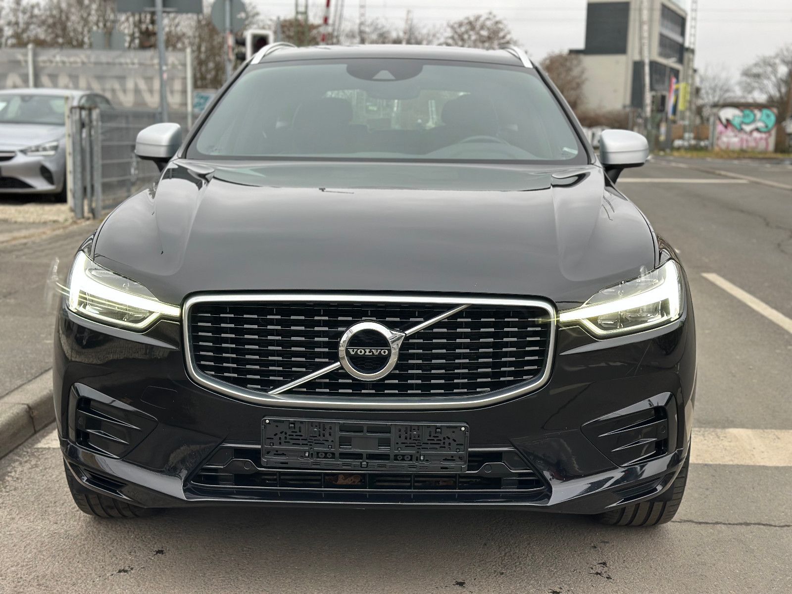 Fahrzeugabbildung Volvo XC60 T5 R DESIGN AWD*PANO+AHK+LED*