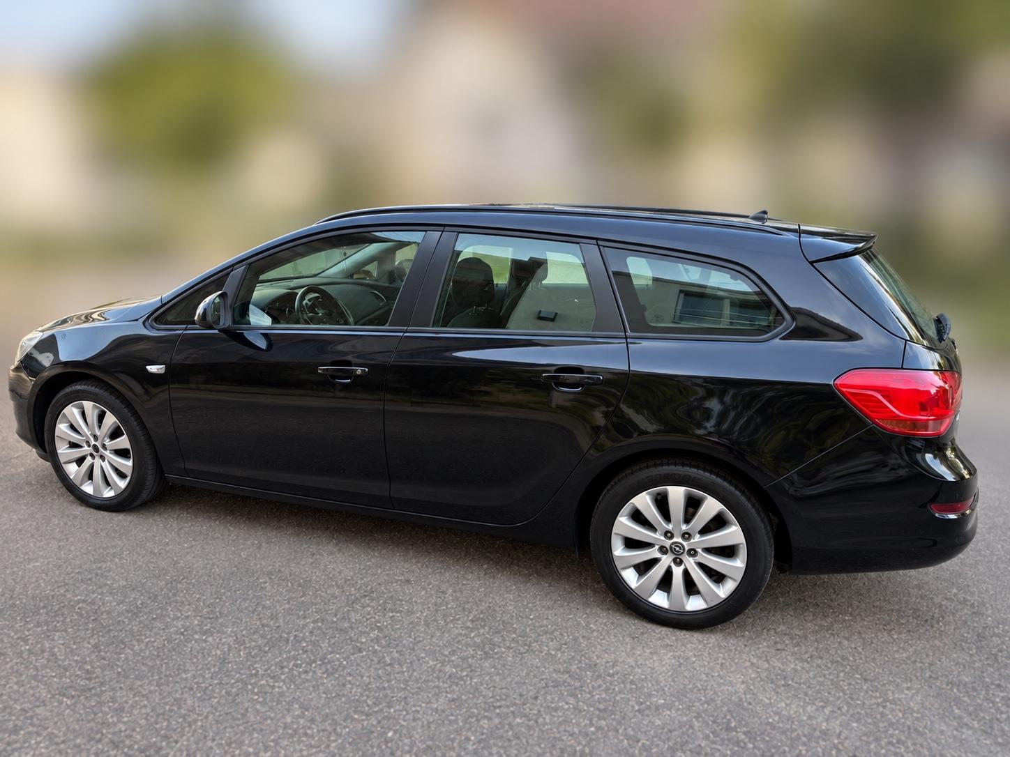 Opel Astra 2011 — салон