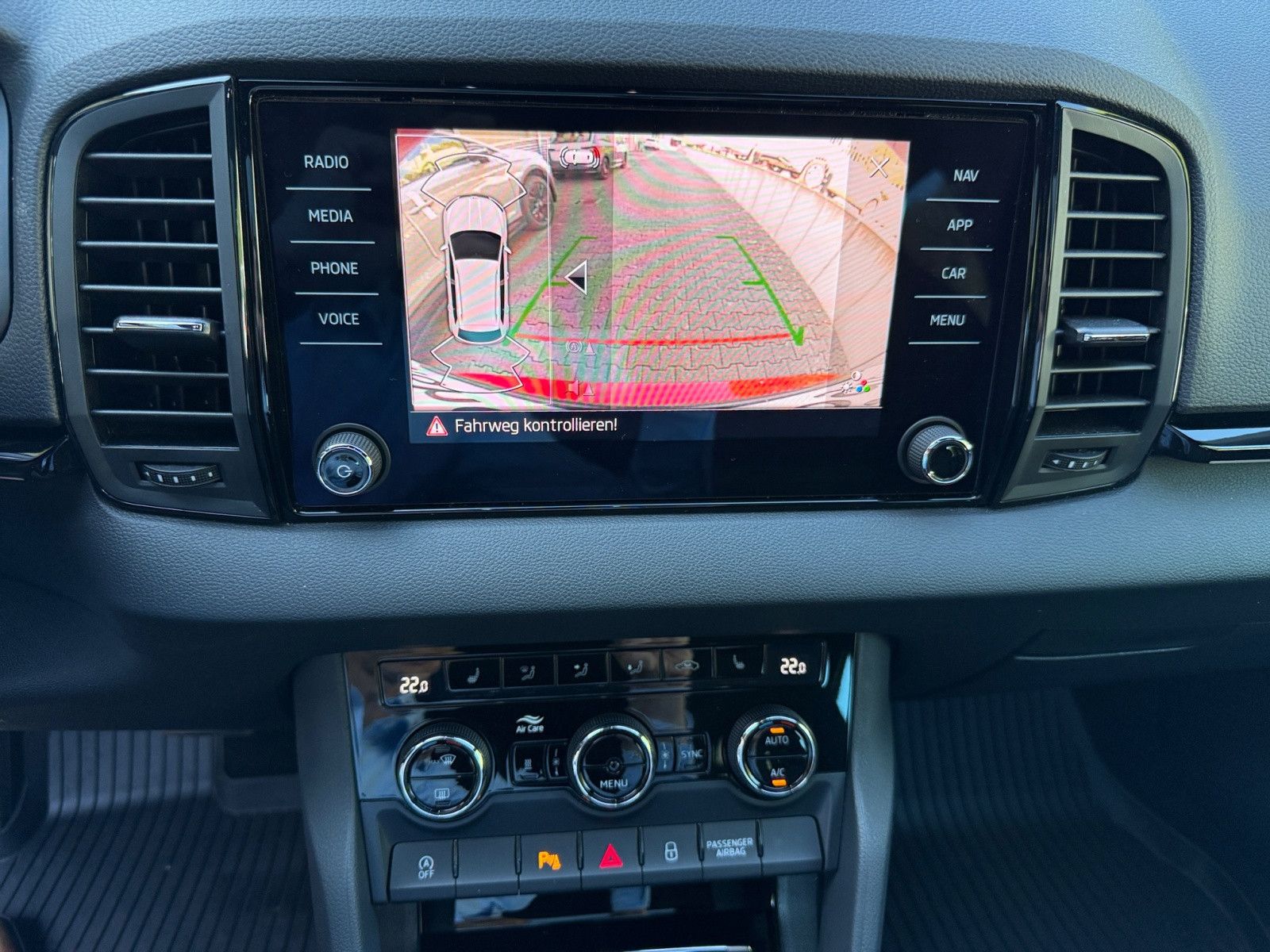 Karoq Sportline 1,5 TSI DSG Navi AHK Kamera Pano