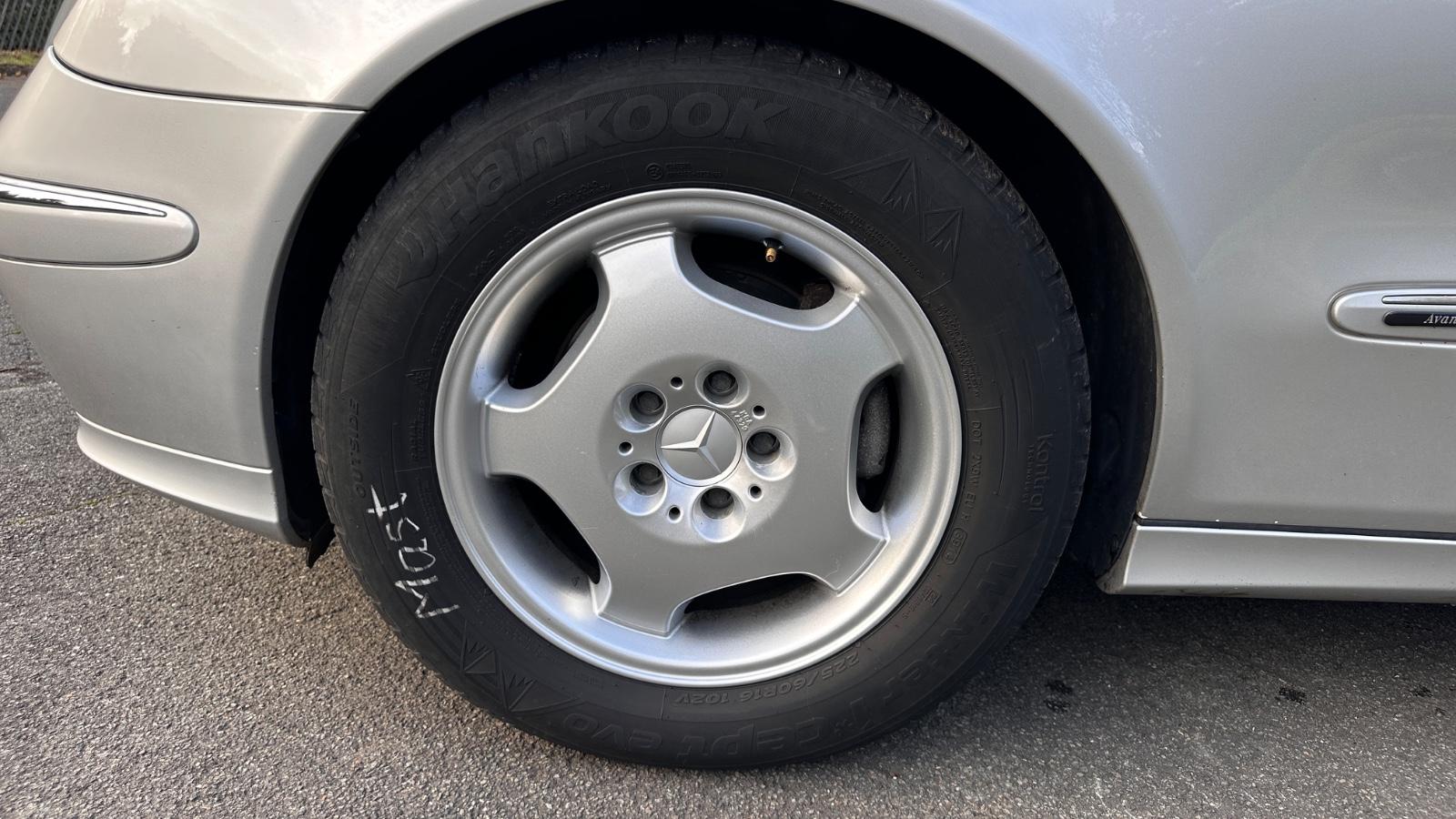 Mercedes-Benz E240 2005 — photo 37
