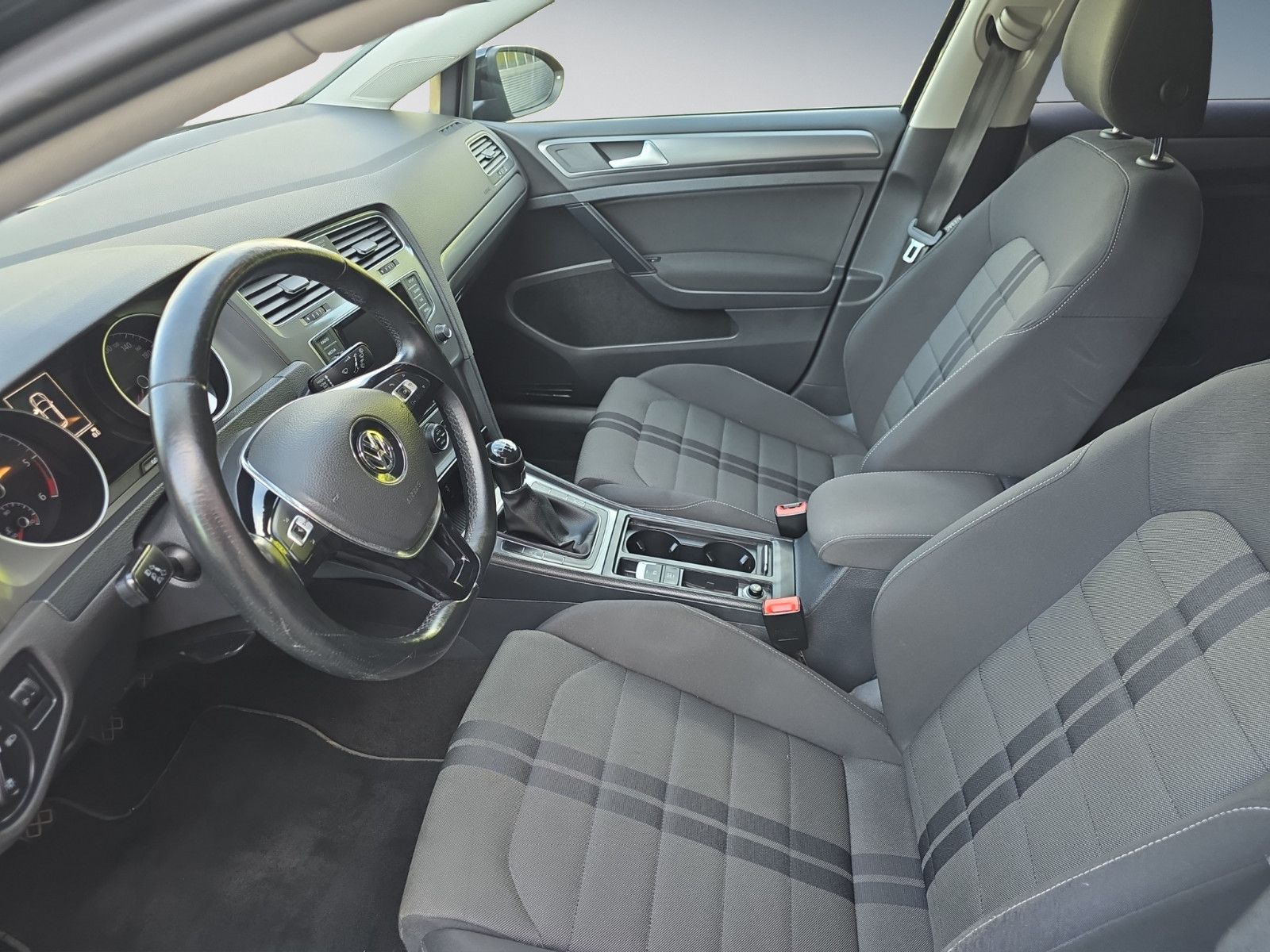 Fahrzeugabbildung Volkswagen Golf VII Trendline BMT/AHK/PDC/KLiMA/SZH