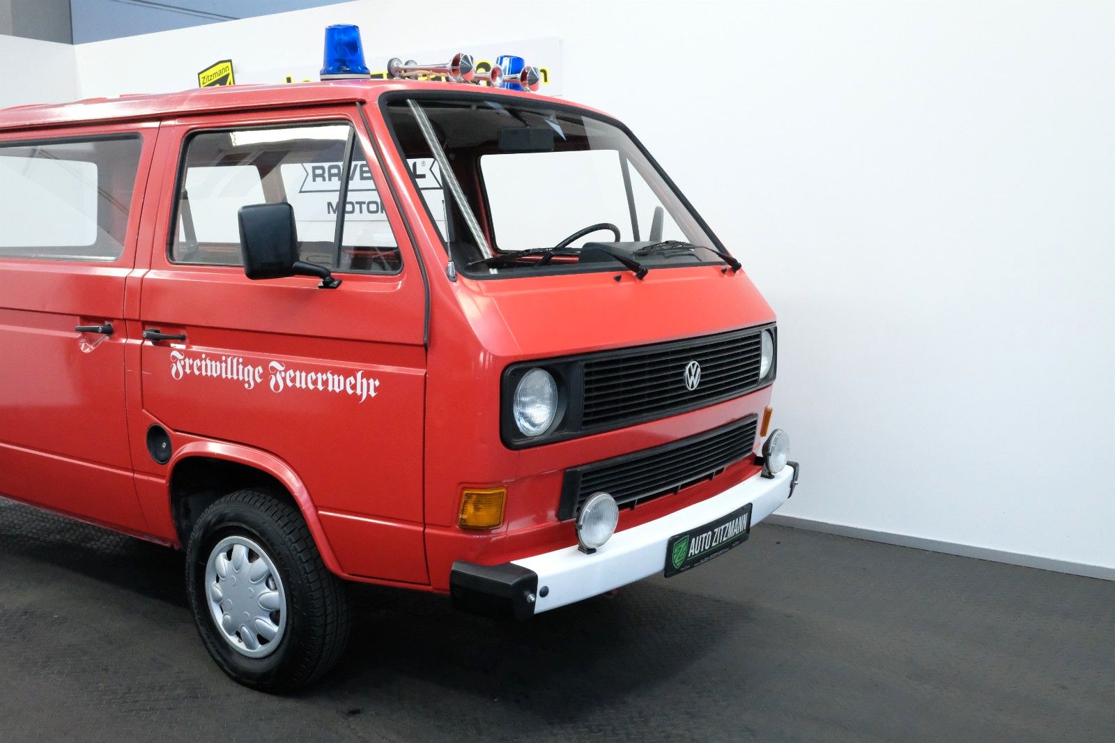 Fahrzeugabbildung Volkswagen T3 8-Sitzer verglast ex-FEUERWEHR OLDTIMER