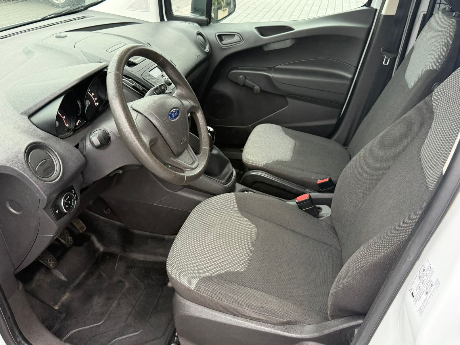 Fahrzeugabbildung Ford Transit Courier Basis AHK ZV SERVO FLÜGELTÜREN