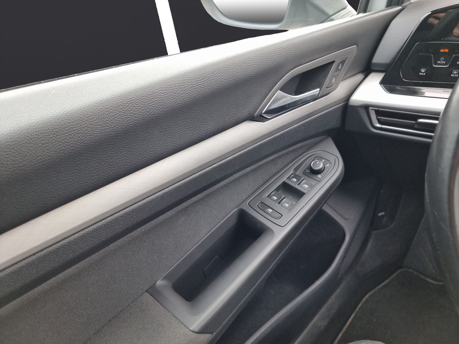 Fahrzeugabbildung Volkswagen Golf VIII Variant Business TDI DSG LED ACC SHZ P