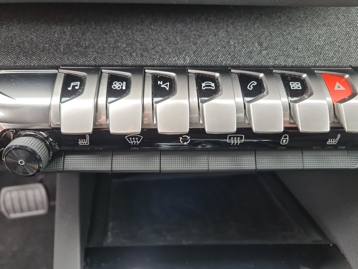 Fahrzeugabbildung Peugeot 3008 PureTech 1.2 Allure 130 PANO+LED+360°CAM