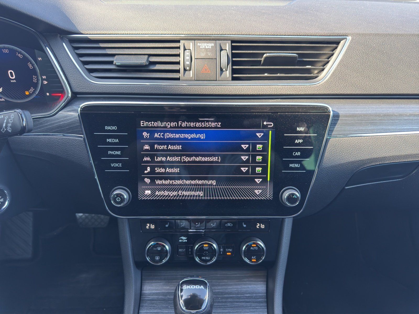 Fahrzeugabbildung SKODA Superb Combi 1.5 TSI DSG Style/AHK/KAMERA/ACC/
