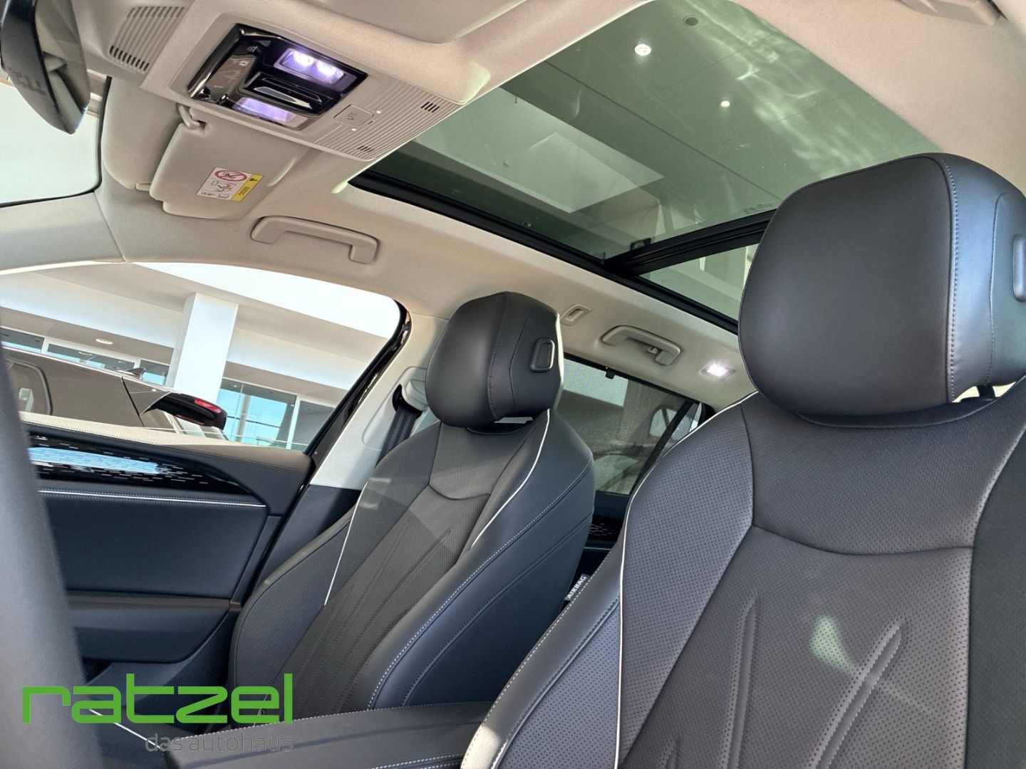 Fahrzeugabbildung Volkswagen Passat ELEGANCE eHybrid PANO+NAVI+LED+8-fach