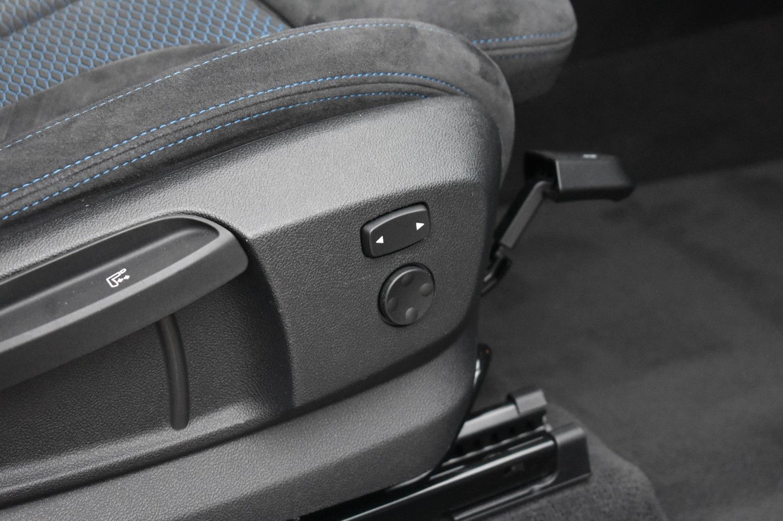 Fahrzeugabbildung BMW X1 sDrive 18 i M Sport Panorama AHK LED Autom.