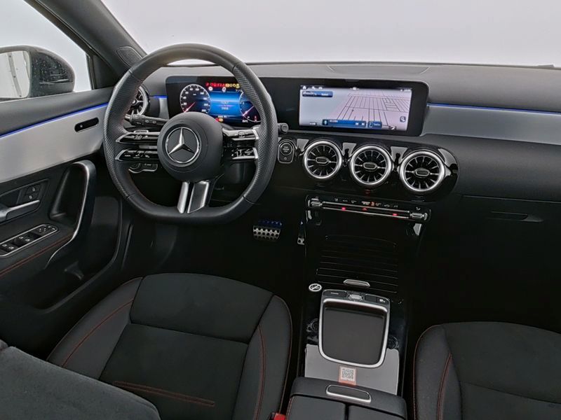 Fahrzeugabbildung Mercedes-Benz A 200 d AMG+AHK+PANO+MULTIB+360°+DISTR+LHZ+TOTW+