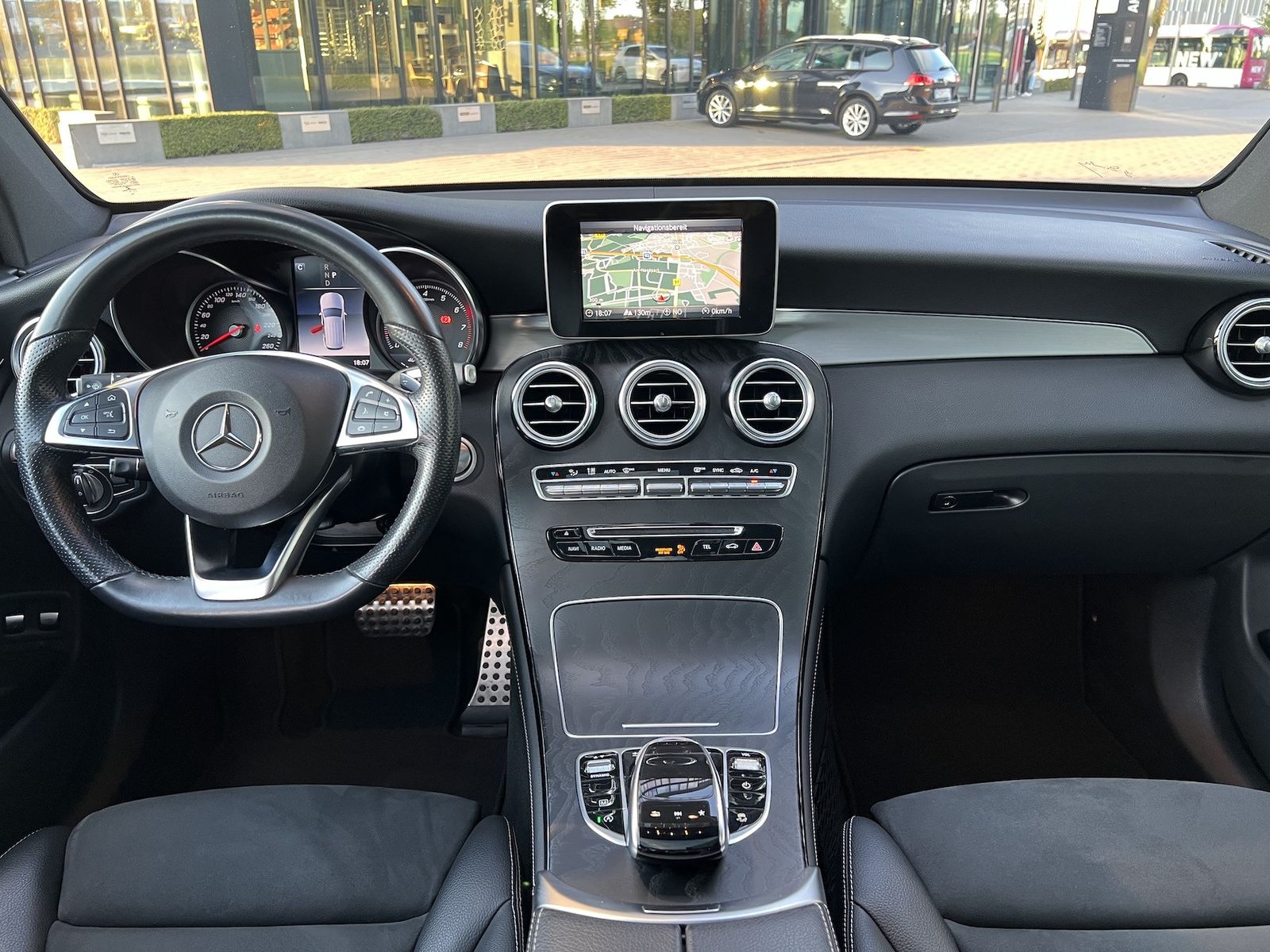 Fahrzeugabbildung Mercedes-Benz GLC 250 4Matic AMG NAVI/LED/AHK/PANO/R-KAMERA