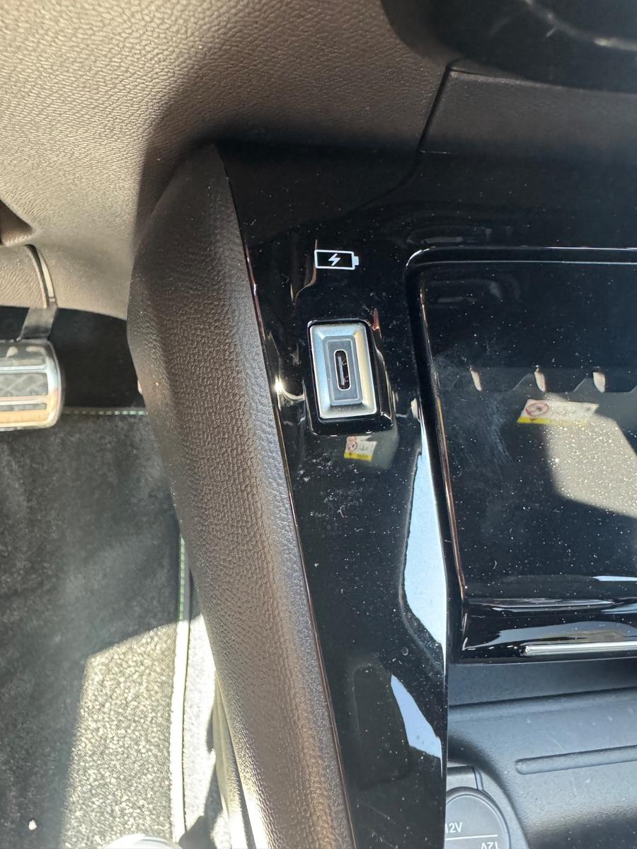 Peugeot 2008 Hybrid 145 GT, ACC, Navi