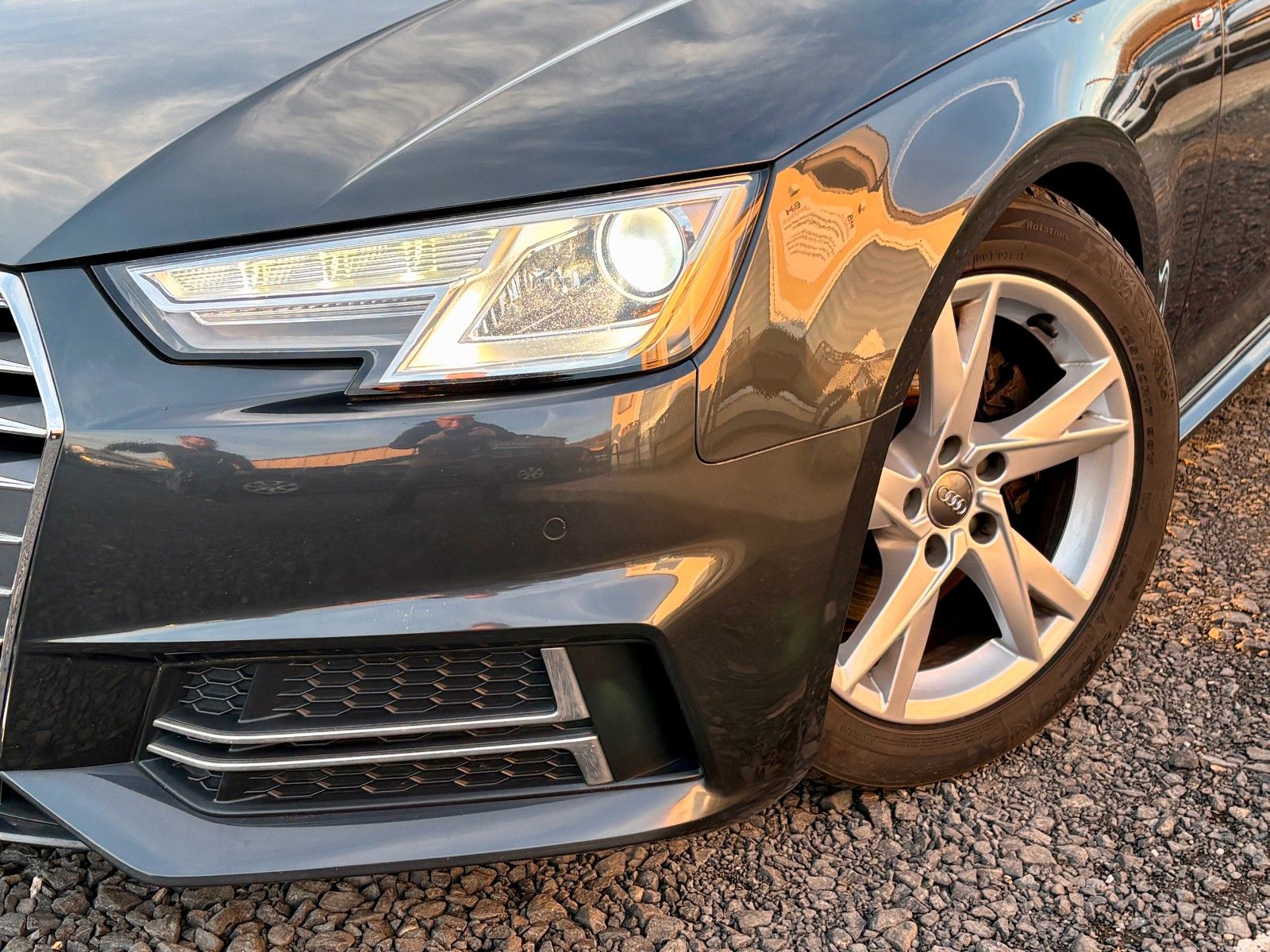 Fahrzeugabbildung Audi A4 Avant 2.0 TDI sport Navi Leder Xenon S-LINE