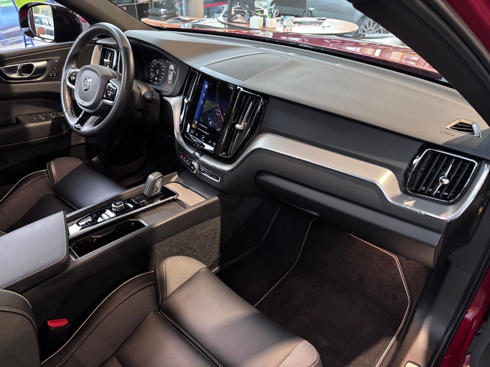 Fahrzeugabbildung Volvo XC60 R Design PANO LED NAVI ALU