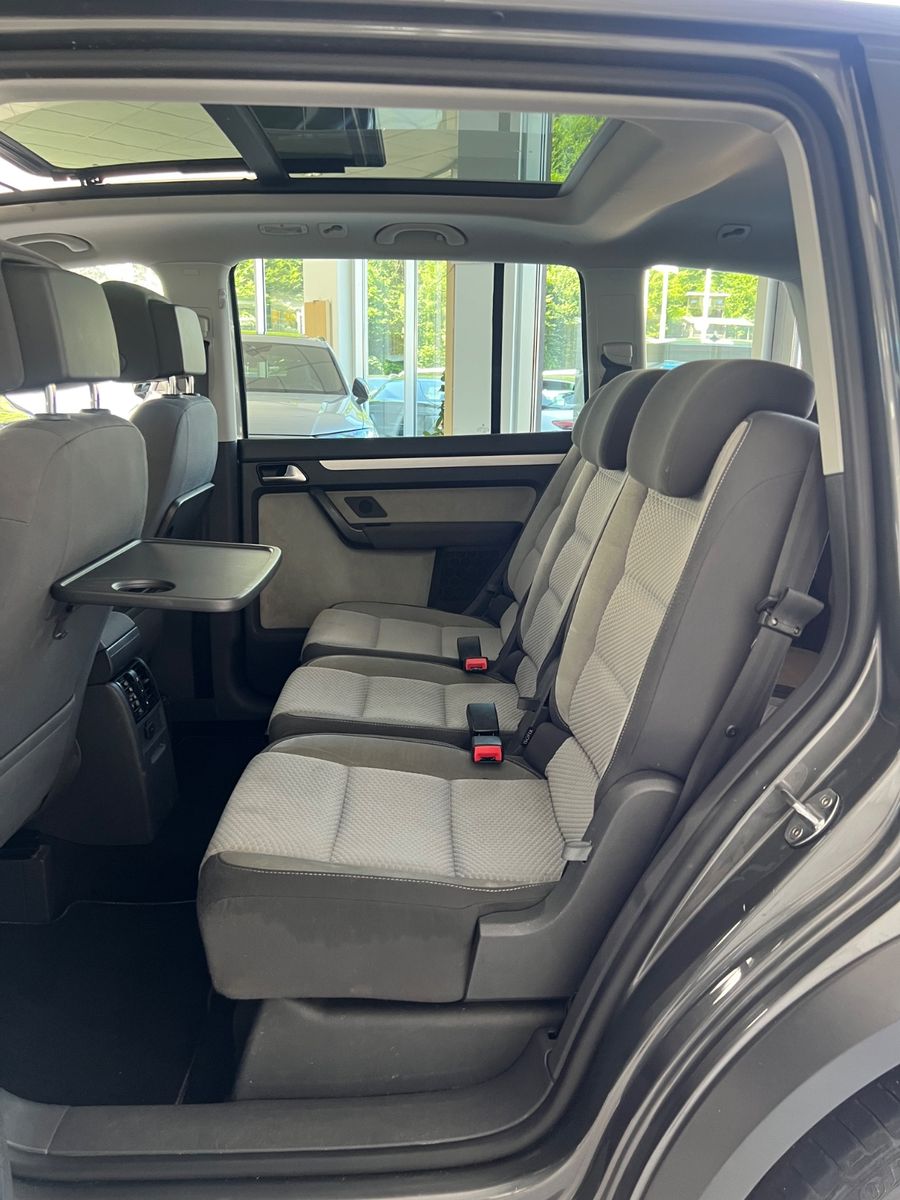 Fahrzeugabbildung Volkswagen Touran 1.4TSI CrossTouran * 7.Sitzer*PANO*KAMERA